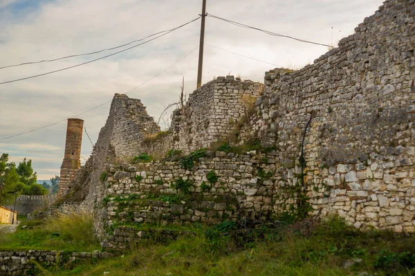 Berat Albania 古いベラット城と要塞の壁の景色を望む風景 ユネスコ世界遺産 — ストック写真