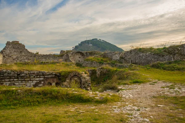 Berat Albania 古いベラット城と要塞の壁の景色を望む風景 ユネスコ世界遺産 — ストック写真