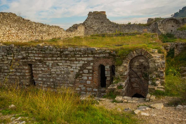 Berat Albania 古いベラット城と要塞の壁の景色を望む風景 ユネスコ世界遺産 — ストック写真