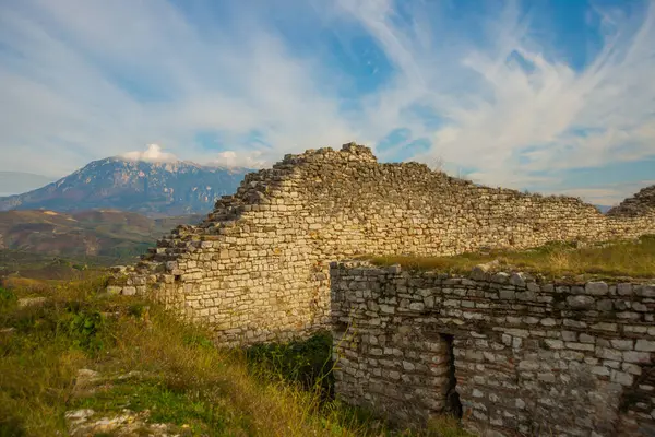 Berat アルバニア アルバニアのベラット城からの山の景色 ユネスコ世界遺産 — ストック写真
