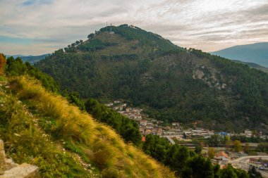 Berat, Arnavutluk 'un Berat şatosundan dağ manzarası. UNESCO Dünya Mirası Alanı.
