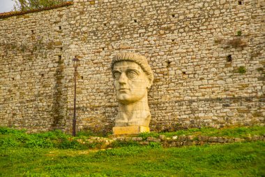 BERAT, ALBANIA: Arnavutluk 'un Berat kentindeki Berat Şatosu' nda Büyük Konstantin 'in dev taş başı. Arnavutluk 'un Berat antik kenti UNESCO Dünya Mirası Alanı olarak belirlendi.