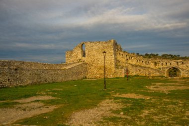 Antik Berat şatosunun güçlü üst köşe kulesi ya da diğer adıyla kale ya da duvarları, kemerleri ve merdivenleri olan kale, 13. yüzyılda inşa edilmiş..
