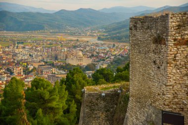 BERAT, ALBANIA: eski Berat kalesinin kale duvarları üst manzara. UNESCO Dünya Mirası Alanı.