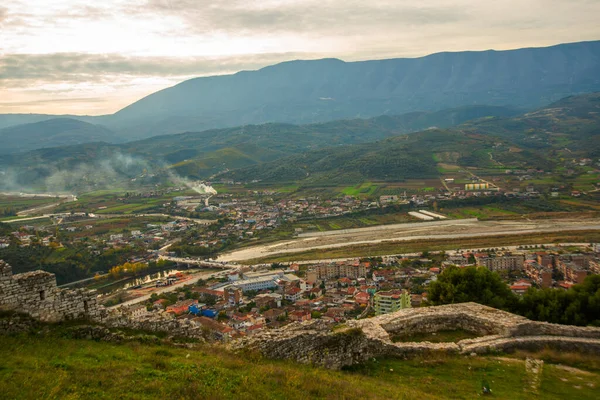 Berat Albania 古いベラット城の要塞の壁からのトップビュー ユネスコ世界遺産 — ストック写真