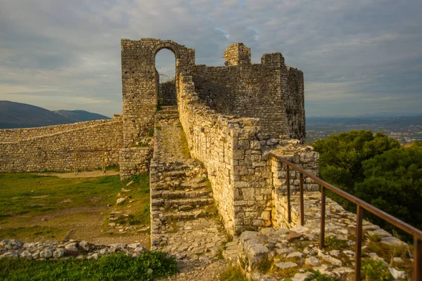Berat Albania 13世紀に建てられた古代ベラット城や城壁 アーチ 階段を持つ別名要塞や要塞の強い上隅の塔 — ストック写真