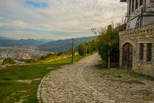 BERAT, ALBANIA: eski Berat Kalesi manzara. UNESCO Dünya Mirası Alanı.