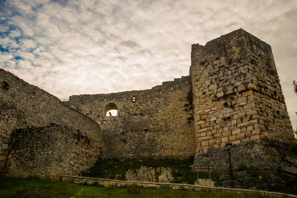 Berat Albania 古いバラット城への入り口と要塞の壁 ユネスコ世界遺産 — ストック写真