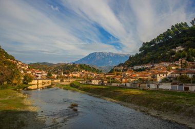Osum Nehri ve eski Berat kasabası manzaralı bir peyzaj manzarası. UNESCO Dünya Mirası Alanı.