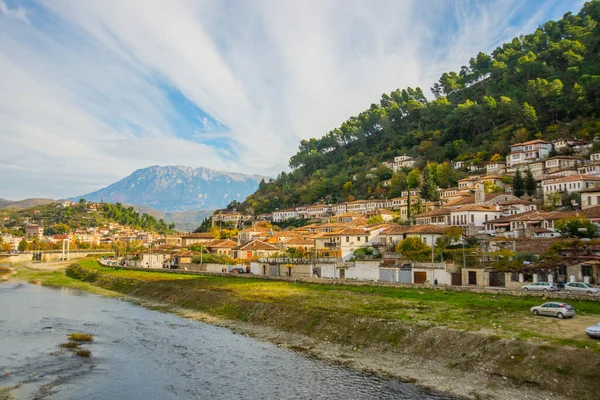 Berat Albania オサム川とベラットの旧市街を望む風景 ユネスコ世界遺産 — ストック写真