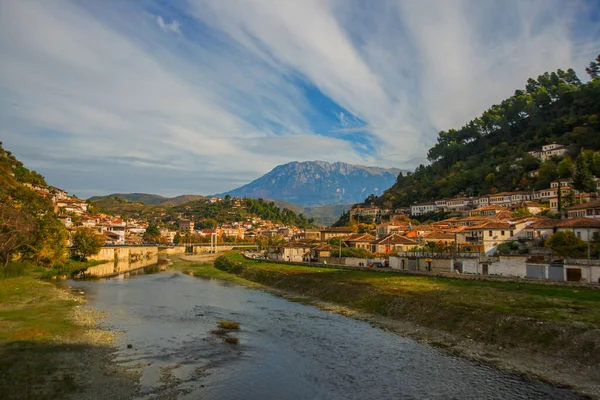 Berat Albania Krajina Výhledem Řeku Osum Staré Město Berat Seznam — Stock fotografie