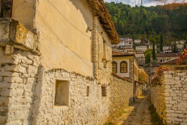 BERAT, ALBANIA: eski şehir Berat - bin pencereli şehir. Dünya Mirası Sitesi UNESCO.