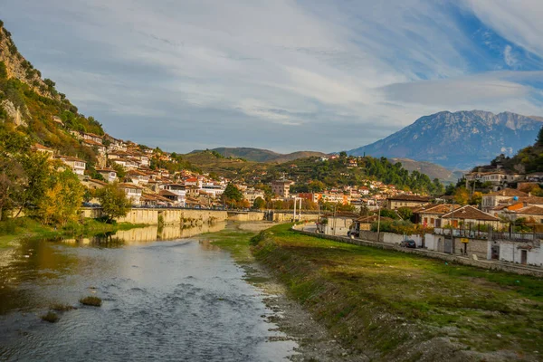 Berat Albania オサム川とベラットの旧市街を望む風景 ユネスコ世界遺産 — ストック写真