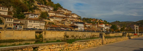 Berat Albânia Ponte Pedonal Sobre Rio Osum Cidade Velha Berat — Fotografia de Stock