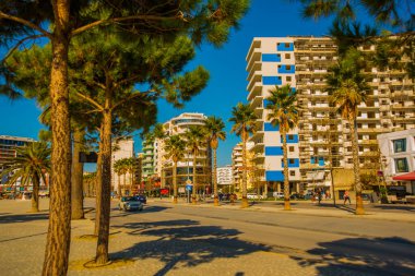 VLORA / VLORE, ALBANIA: ana yol ve palmiyeler. Şehir merkezinde yeni gezinti alanı.