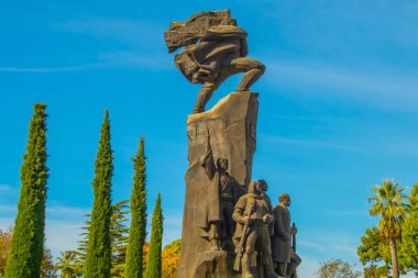 VLORA / VLORE, ALBANIA: Bağımsızlık Anıtı. Arnavutluk 'un Bağımsızlık Bildirgesi' ne adanmış anıt. Vlora 'daki Bayrak Meydanı' nda..