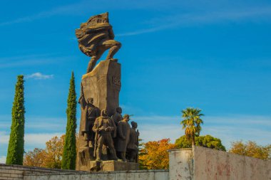 VLORA / VLORE, ALBANIA: Bağımsızlık Anıtı. Arnavutluk 'un Bağımsızlık Bildirgesi' ne adanmış anıt. Vlora 'daki Bayrak Meydanı' nda..