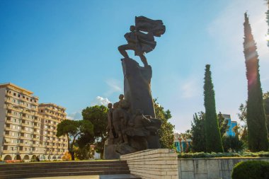 VLORA / VLORE, ALBANIA: Bağımsızlık Anıtı. Arnavutluk 'un Bağımsızlık Bildirgesi' ne adanmış anıt. Vlora 'daki Bayrak Meydanı' nda..