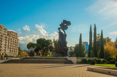 VLORA / VLORE, ALBANIA: Bağımsızlık Anıtı. Arnavutluk 'un Bağımsızlık Bildirgesi' ne adanmış anıt. Vlora 'daki Bayrak Meydanı' nda..