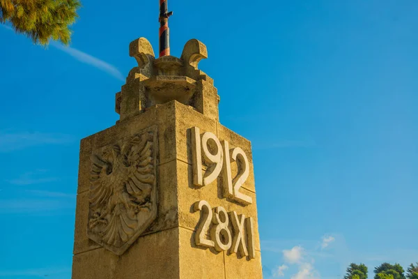 Vlora Vlore Albánia Zászlórúd Emlékmű Szobor Függetlenség Napjának Dátumával Díszítve — Stock Fotó