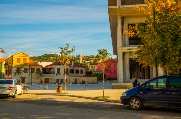 Vlora Vlore Albania 市内中心部の通りにある歴史的な多色の建物 観光客のためのお店 カフェ レストラン — ストック写真