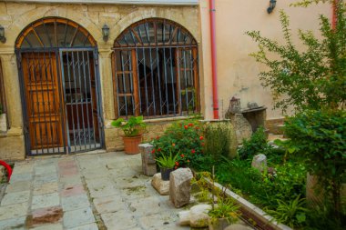 VLORA / VLORE, ALBANIA: Şehir merkezinde tarihi ve arkeoloji müzesi. Binanın ön cephesinde Arnavutluk bayrağı.