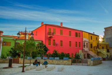 VLORA / VLORE, ALBANIA: Şehrin tarihi merkezindeki eski binaların çok renkli güzel cepheleri.