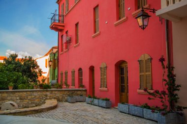 VLORA / VLORE, ALBANIA: Şehrin tarihi merkezindeki eski binaların çok renkli güzel cepheleri.