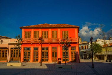 VLORA / VLORE, ALBANIA: Şehir merkezindeki caddede tarihi çok renkli binalar. Turistler için dükkanlar, kafeler ve restoranlar.