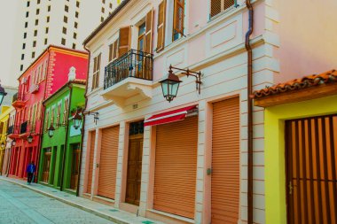 VLORA / VLORE, ALBANIA: Şehir merkezindeki caddede tarihi çok renkli binalar. Turistler için dükkanlar, kafeler ve restoranlar.