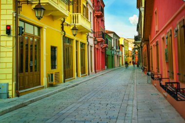 VLORA / VLORE, ALBANIA: Şehir merkezindeki caddede tarihi çok renkli binalar. Turistler için dükkanlar, kafeler ve restoranlar.