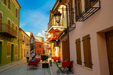 VLORA / VLORE, ALBANIA: Şehir merkezindeki caddede tarihi çok renkli binalar. Turistler için dükkanlar, kafeler ve restoranlar.