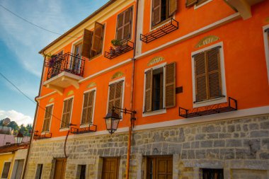 VLORA / VLORE, ALBANIA: Şehir merkezindeki caddede tarihi çok renkli binalar. Turistler için dükkanlar, kafeler ve restoranlar.