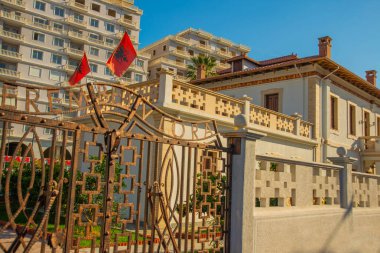VLORA / VLORE, ALBANIA: Vlora 'nın tarihi merkezinde Bağımsızlık Müzesi. Binanın üzerinde Arnavutluk bayrağı dalgalanıyor.