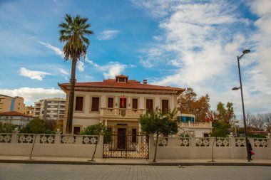 VLORA / VLORE, ALBANIA: Vlora 'nın tarihi merkezinde Bağımsızlık Müzesi. Binanın üzerinde Arnavutluk bayrağı dalgalanıyor.