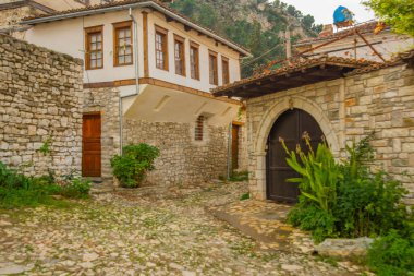 BERAT, ALBANIA: eski şehir Berat - bin pencereli şehir. Dünya Mirası Sitesi UNESCO.