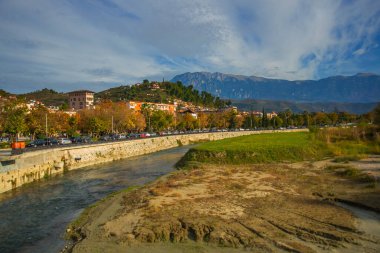 Osum Nehri ve eski Berat kasabası manzaralı bir peyzaj manzarası. UNESCO Dünya Mirası Alanı.