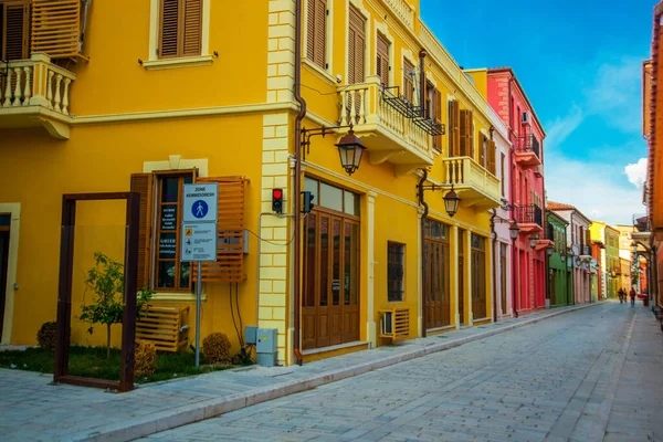 Vlora Vlore Albania Historiska Flerfärgade Byggnader Gatan Centrum Butiker Kaféer — Stockfoto