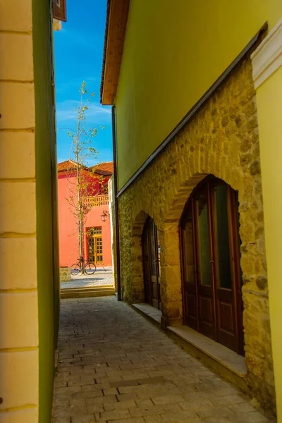 Vlora Vlore Albanien Historische Mehrfarbige Gebäude Der Straße Stadtzentrum Geschäfte — Stockfoto