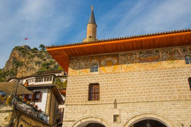 BERAT, ALBANIA: Arnavutluk 'un Berat kentindeki Eski Bekarlar Camii manzarası. Cami aşağı Mangalem bölgesinde yer almaktadır..
