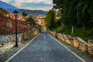 Berat 'ın Mangalem bölgesindeki eski bir evin en iyi manzarası. Dünya Mirası Sitesi UNESCO.
