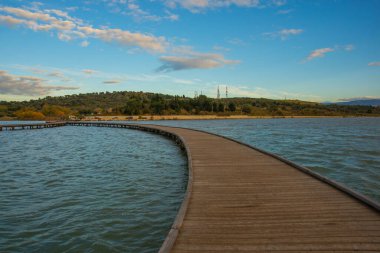 Zvernec Manastırı 'na giden bir köprü var. Bu Narta bölgesindeki en önemli kültürel anıttır..