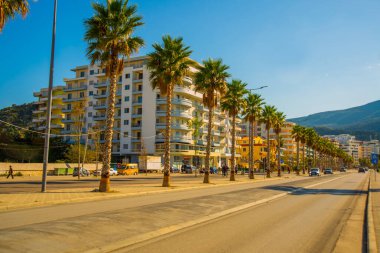 VLORA / VLORE, ALBANIA: ana yol ve palmiyeler. Şehir merkezinde yeni gezinti alanı.