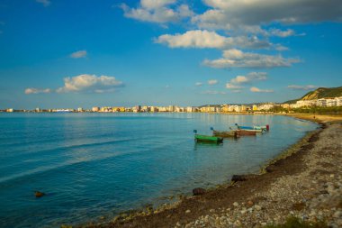VLORA / VLORE, ALBANIA: Güneşli bir günde güzel deniz manzarası ve tekneler.