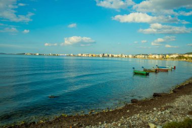 VLORA / VLORE, ALBANIA: Güneşli bir günde güzel deniz manzarası ve tekneler.