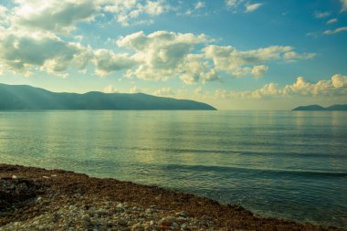 VLORA / VLORE, ALBANIA: Güneşli bir günde güzel deniz manzarası.
