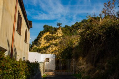 KANINE, ALBANIA: Arnavutluk 'un Vlora kentinin Kanine kasabasındaki geleneksel kırsal Arnavut evi.