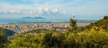 VLORA / VLORE, ALBANIA: Hava kent manzarası, güneşli bir günde Vlore ve Sazani Adası şehir manzarası, Arnavutluk.