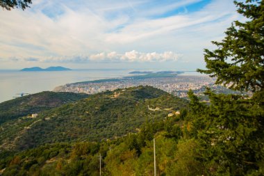 VLORA / VLORE, ALBANIA: Adriyatik deniz kıyısı ve Vrore kasabasının üst manzarası.