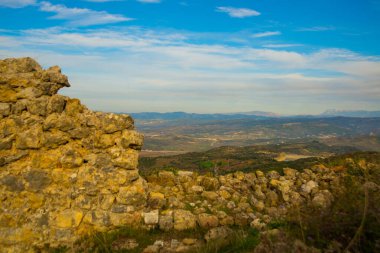 KANINE, ALBANIA: Arnavutluk 'un Vlore bölgesindeki Kanina Kalesi' nin eski kale duvarları manzaralı güzel manzara